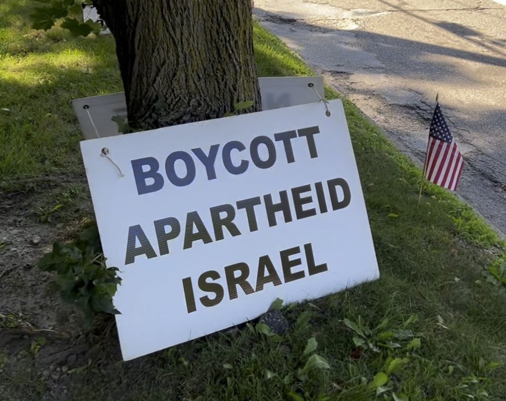 a sign reading "Boycott Apartheid Israel" posted outside a synagogue in Ann Arbor, MI
